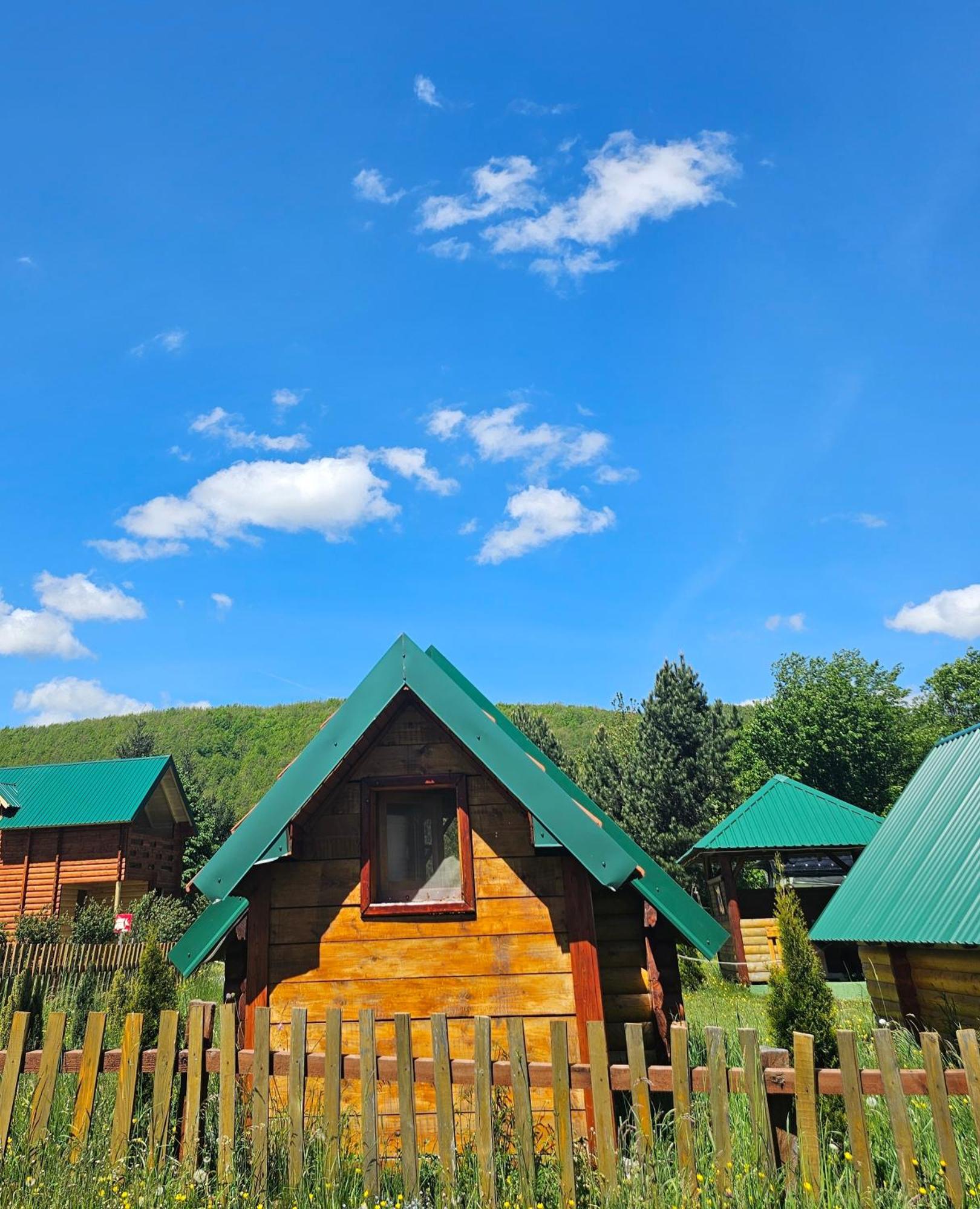 Konaci Oceva Zemlja Bungalovi Konaci Oceva Zemlja Vikendica Мойковац Екстер'єр фото