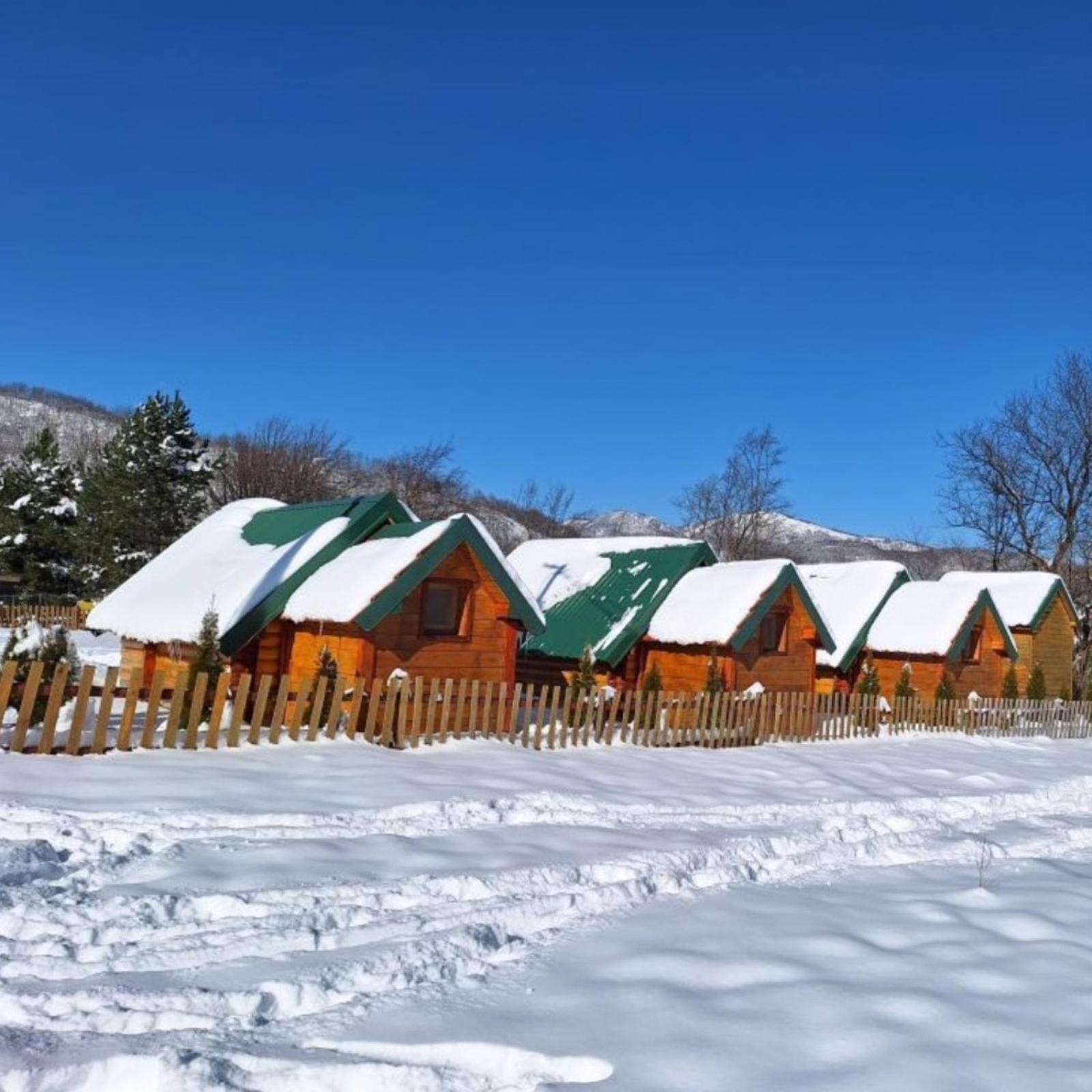 Konaci Oceva Zemlja Bungalovi Konaci Oceva Zemlja Vikendica Мойковац Екстер'єр фото