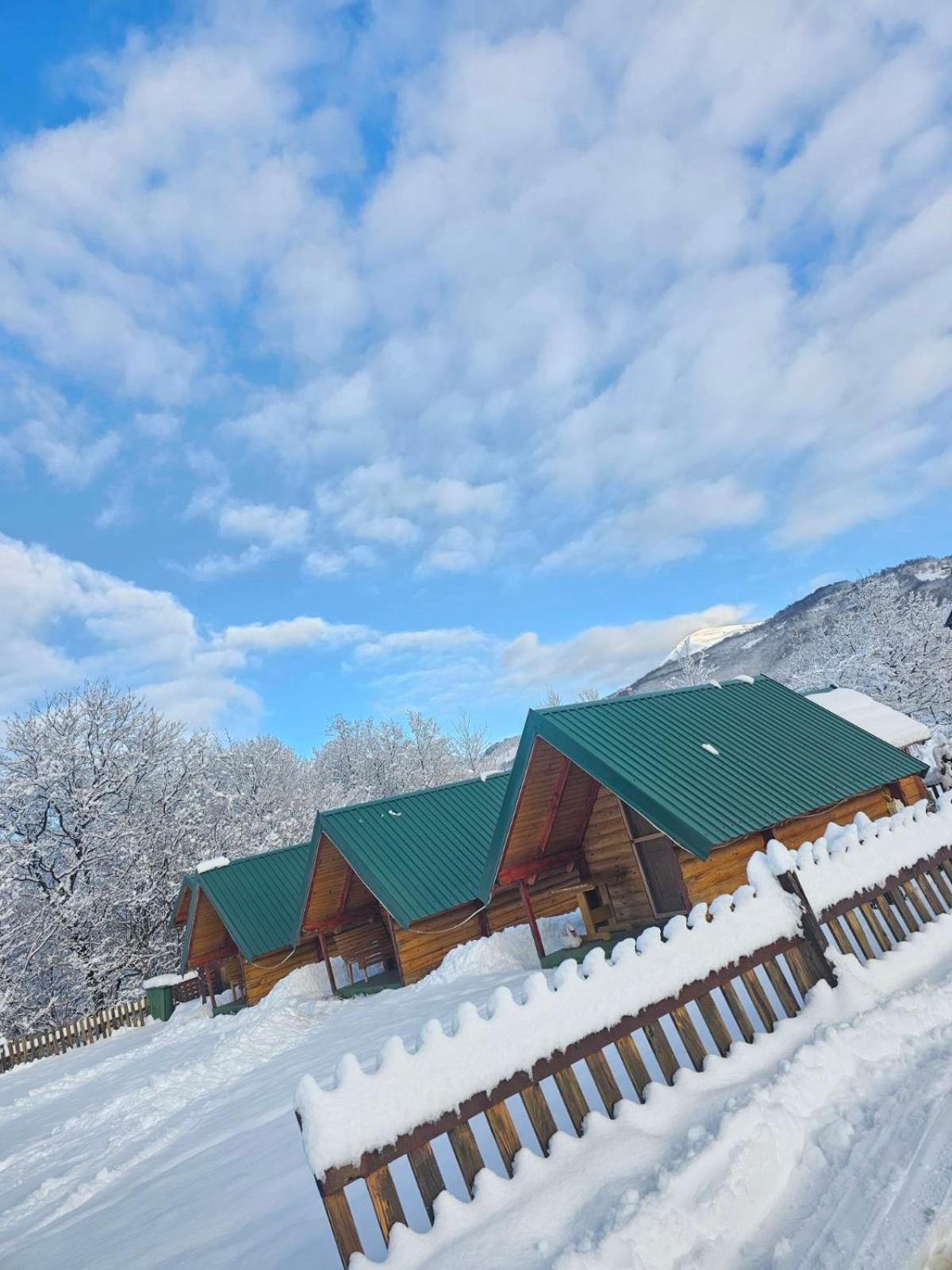 Konaci Oceva Zemlja Bungalovi Konaci Oceva Zemlja Vikendica Мойковац Екстер'єр фото