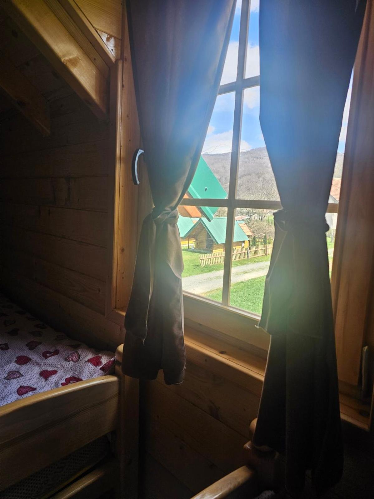 Konaci Oceva Zemlja Bungalovi Konaci Oceva Zemlja Vikendica Мойковац Екстер'єр фото